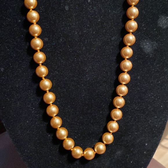 18” Goldtone Ball Necklace, not sure if it’s Metal Balls, or Faux Gold Pearls❤️ - Picture 4 of 4